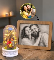 Kişiye Özel Karakalem Fotoğraflı Çerçeve ve Kalp Tutan Çiftli Fanus Hediye Seti