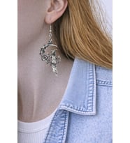 Ay Üzerinde Peri Figürlü Gümüş Renk Sallantılı Kadın Küpe