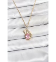 316L Çelik Zincir Gold Renk Pembe Kuğu Model Zirkon Taşlı Kadın Kolye - TJ-BKO10867