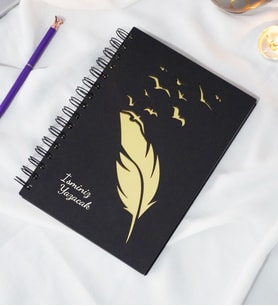 Kişiye Özel Kuş Tüy Desenli Ahşap Kapaklı Defter - Ajanda - İsme Özel - A5 60 Yaprak (120 SAYFA) Hediyelik (Gold)