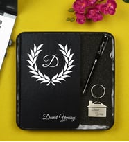 Arkadaşa Kişiye Özel Hediye Metal Kutu İçerisinde Siyah Defter Kalem ve Anahtarlık Hediye Seti