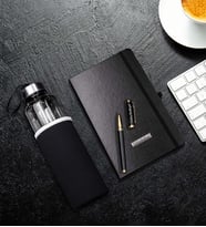 Kişiye Özel Gold Detaylı Siyah Dolma Kalem & Siyah Defter & Özel Kılıflı 500Ml Cam Matara Hediye Seti