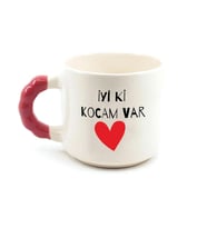 İyi Ki Kocam Var Baskılı Kırmızı Kulplu Boncuk Sevgililer Günü Kupası