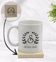 BK Gift Kişiye Özel Çelenk Baş Harfli İsimli Beyaz Kupa Bardak ve Ahşap Bardak Altlığı Hediye Seti - Model 4