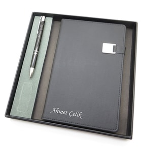 Signator® Codex  N123 Kişiye Özel Defterli Set - İsme Özel Siyah Kalem + İsme Özel Siyah Defter  İsme Özel Kutusunda Hediyelik Set (Karışık)