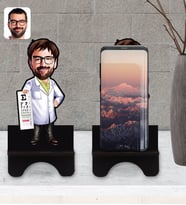 BK Gift Kişiye Özel Erkek Göz Doktoru Karikatürlü Ahşap Biblo Telefon Standı-1