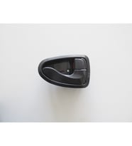 HYUNDAI ACCENT- MILENYUM- 00/02; ÖN KAPI İÇ AÇMA KOLU SAĞ KOYU GRİ (İÇTEN KİLİTLİ TİP) 82620-25000-Y