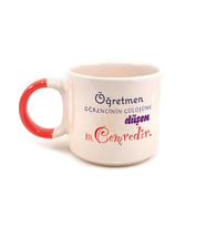 Kişiye Özel Öğretmen Öğrencinin Gülüşüne Düşen İlk Cemredir Baskılı Turuncu Kulplu P Kupa (Beyaz)