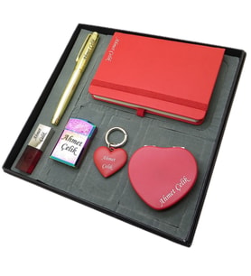Signator® Pius  İsme Özel Set - 32 Gb. Usb Bellek + Çakmak + Not defteri  + Anahtarlık + Kalem ve El Aynası  Kişiye Özel Hediyelik Set (Karışık)