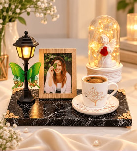 Fotoğraflı Sokak Lambalı Hayat Ağacı Porselen Kahve Fincanı ve LED Işıklı Beyaz Melekli Fanus
