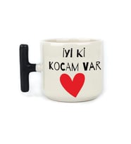İyi Ki Kocam Var Baskılı Siyah Kulplu T Sevgililer Günü Kupası