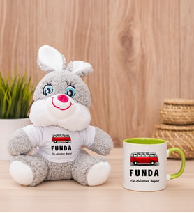 Kişiye Özel Vosvos Minibüs Tasarımlı Peluş Tavşan ve Yeşil Kupa
