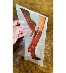 ÜTÜ İLE YAPIŞAN KIRMIZI ÇİZMELİ TRANSFER BASKI ARMA TİŞÖRT BASKI 24X16 CM