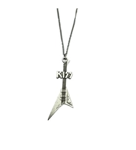 KISS Rock Grubu Elektro Gitar Kolye – 60 cm Metal Glam Rock & Hard Rock Aksesuar (Gümüş)
