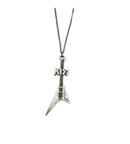 KISS Rock Grubu Elektro Gitar Kolye – 60 cm Metal Glam Rock & Hard Rock Aksesuar (Gümüş)