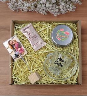 BK Gift Kişiye Özel İsimli Cam Kahve Fincanı & Türk Kahvesi & Ahşap Fotoğraf Tutucu & Gümüş Metal Kutuda Kokulu Mum Hediye Seti-3, Anneye Hediye, Anneler Günü Hediyeleri
