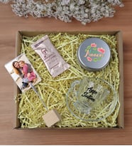 BK Gift Kişiye Özel İsimli Cam Kahve Fincanı & Türk Kahvesi & Ahşap Fotoğraf Tutucu & Gümüş Metal Kutuda Kokulu Mum Hediye Seti-3, Anneye Hediye, Anneler Günü Hediyeleri