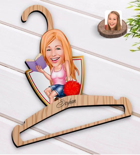 BK Gift Kişiye Özel Kadın Öğrenci Karikatürlü Standart Boy Ahşap Elbise Askısı-1