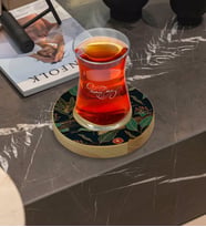 BK Gift Kişiye Özel Çiçekler Tasarımlı Doğal Ahşap Tabaklı Heybeli Çay Bardağı Model 2