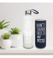 Kişiye Özel İsimli Renkli Kılıflı Cam Su Şişesi 750 ml (Siyah)