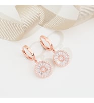 925 Ayar Rose Kaplama Papatya Model Zirkon Taşlı Gümüş Küpe