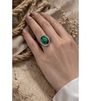 925 Ayar Gümüş Otantik Oval Zümrüt Yeşili Hürrem Yüzük