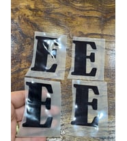 4 ADET SİYAH ÜTÜ İLE YAPIŞAN E HARFİ TRANSFER BASKI ARMA HARF 6X4 CM