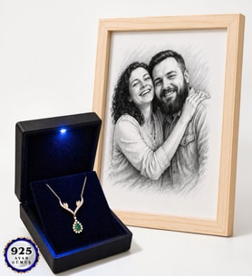 Işıklı Kutuda 925 Ayar Gümüş Yeşil Damla Taşlı Kolye ve Kişiye Özel Karakalem Fotoğraflı Ahşap Çerçeve