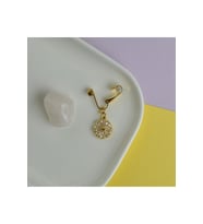 Deliksiz Göbek Piercing Mıknatıslı Sıkıştırma Çiçek Figürlü (Gri)