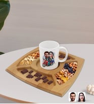 BK Gift Kişiye Özel Sevgililer Karikatürlü Beyaz Kupa ve Doğal Masif Ahşap 4 Bölmeli Sunum Tabağı Çerezlik Hediye Seti-97