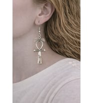 Oval ve Dikey Formlu Metal Figür Küpe – Sallantılı Tasarım Küpe
