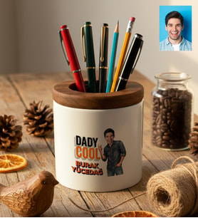Kişiye Özel Karikatürlü Babaya Hediye Daddy Cool Kalemlik Seramik Babalar Günü Hediyesi