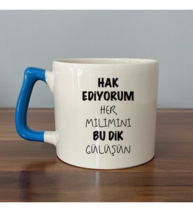 Hak Ediyorum Her Milimini Bu Dik Gülüşün Baskılı Mavi Kulplu D Kupa (Beyaz)