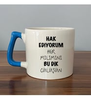 Hak Ediyorum Her Milimini Bu Dik Gülüşün Baskılı Mavi Kulplu D Kupa (Beyaz)