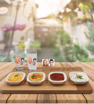 BK Gift Kişiye Özel Sevgililer Karikatürlü 2’li Rakı Bardağı ve Meze Tabaklı Doğal Masif Ahşap Servis Sunum Tepsisi Model 19