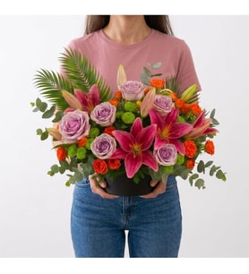 Kutuda Pembe Lilyum ve Lila Güller