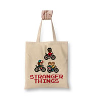 Stranger Things Kids On Bikes Pixellated Beyaz Bez Çanta Uzun Saplı Alışveriş Çantası Plaj Çantası