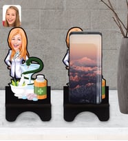 BK Gift Kişiye Özel Kadın Eczacı Karikatürlü Ahşap Biblo Telefon Standı-2