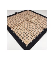 Geometrik Logolu Desen Gold Seri Twill Eşarp Eşarp Askısı ile Birlikte 90x90 cm 