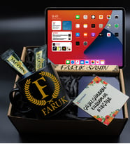 Kişiye Özel Ahşap Tablet Tutacağı & Kişiye Özel Kupa Bardak & 2 Adet Jacobs Kahve Hediye Seti