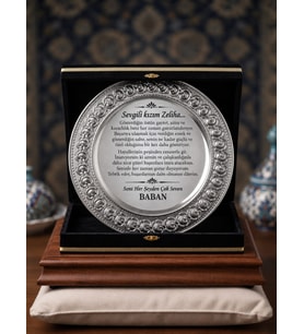 Kırmızı Siyah Kadife Kutulu Metal Plaket Gümüş Renk Desenli Hizmet Anısı Başarı Tebrik Ödül Plaketi Personel Anı Ödülü