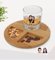 BK Gift Kişiye Özel Sevgililer Karikatürlü Viski Bardağı ve Doğal Masif Ahşap Yuvarlak Sunum Tabağı Çerezlik Hediye Seti-18