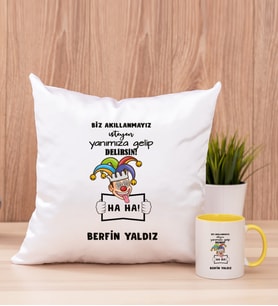 Kişiye Özel Biz Akıllanmayız Tasarım Esprili  Kare Yastık ve Sarı Kupa