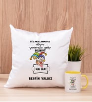 Kişiye Özel Biz Akıllanmayız Tasarım Esprili  Kare Yastık ve Sarı Kupa