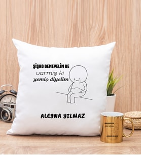 Kişiye Özel Varmış Ki Yemiş Diyelim Esprili Kare Yastık ve Gold Kupa