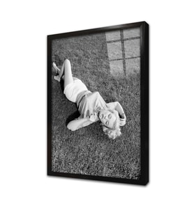 Marliyn Monroe Yerde Uzanırken Çerçeveli Cam Tablo