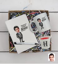 BK Gift Kişiye Özel Karikatür Tasarımlı Defter Kalem Kupa ve Mini Kovada Kokulu Mum Hediye Seti-1, Arkadaşa Hediye, Sevgiliye Hediye, Yeni İş Hediyesi