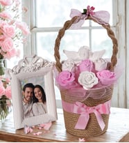 Kişiye Özel Fotoğraflı Sepette Pembe Çiçekler İçinde Melek Kokulu Taş Dekoratif Hediyelik