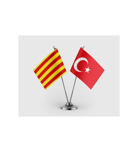 Katalonya Bayrağı ve Türkiye Bayrağı İkili Saten Masa Bayrağı Takımı