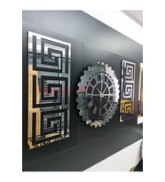 DEKORATİF 3D KABARTMA EFEKLİ SAAT 40 CM  2 ADET YAN GEOMETRİK TABLO 20 X 50 CM  GÜNEŞ MODEL AYNALI PLEKSİ DUVAR SAATİ